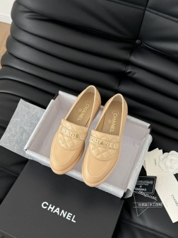 Chanel 25C新款书包扣乐福鞋回归的经典书包扣设计 特别Vintage 复古味十足乐福鞋也长到 527