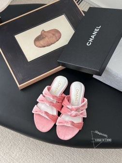 Chanel 25C早春玛丽珍拖鞋系列这一季的鞋子都很棒耶!纯黑色玛丽珍上脚很舒服鞋面皮质也很软,不 90