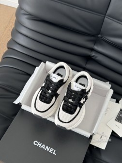 Chanel 25C新款熊猫运动休闲鞋百搭小白鞋 款式搭配不会出错撞色搭配活力满满啊 侧面压印log 165