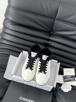 Chanel 24B新款熊猫拼色休闲鞋这款百搭的板鞋 看似平平无奇上脚后属实好搭 酷毙了后跟拼起来是 1214