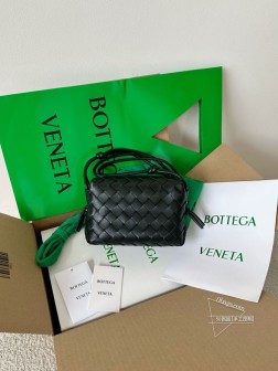 BV Loop编织黑色小方包，迷你款，时尚尼龙材质