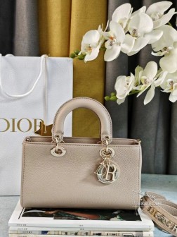 DIOR 新款小号胭脂米色 这款 Lady D-Sire 手袋是二零二四春夏成衣系列新品，从 Lady Dior 手袋经典的优雅气质汲取灵感。融入休闲风格重新诠释，打造都市造型，轻盈的胭脂米色粒面牛皮革触感柔软、经久耐用。小号款式，饰以浅金色饰面金属 D.I.O.R. 吊饰，为精美的轮廓增添一分灵动。搭配可拆卸的皮革细肩带，可手提或肩背。可拆卸、可调节的细肩带内部插袋内部拉链口袋可随心搭配其他 Dior 刺绣肩带内含防尘袋尺寸26X15X8厘米