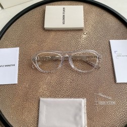 最新款Oaa 系列 光学系列产品。复古飞行员板材太阳镜，呈现出独具先锋感与未来感的设计风格。镜框采用玳瑁色板材材质。前框造型新颖前卫，搭配圆润立体的线条，打造出风格十足的气质廓形。镜腿内部骨骼清晰可见，正面 144.2mm, 镜脚 .8mm宽度 55.3mm, 高度 42.4mm鼻梁 19mm秘特殊渠道货源秘㊣配图片白色独家全套包装(礼品袋+发票+外盒+内盒+眼镜布+磨砂镜腿袋)